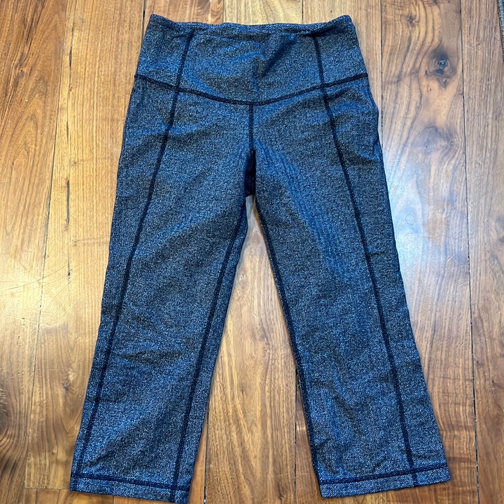 Lululemon Gather & Crow Crop II in Heathered Herringbone Heathered Black Sz 8